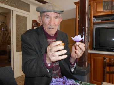 L'84enne Rocco Patella, padre di Giuseppe, mentre spiega la pratica della sfioratura